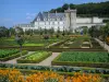 Château et jardins de Villandry - Château et son donjon dominant le jardin potager (légumes et fleurs)