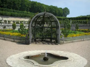 Château et jardins de Villandry - Tonnelle et jet d'eau (bassin) du jardin potager