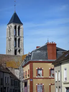 Château-Landon - Espadaña de la iglesia de Notre Dame y casas en la ciudad