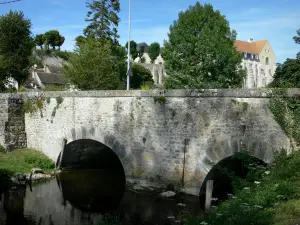 Château-Landon - Bridge spanning the river, trees and old Saint-Séverin royal abbey in the background