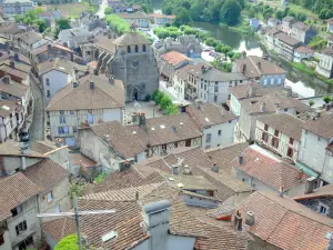 Château de Laroquebrou - Vue sur les toits du village médiéval de Laroquebrou, l'église Saint-Martin et la rivière Cère depuis la terrasse du château