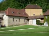 Château de Longpra - Communs du château et pelouses ; sur la commune de Saint-Geoire-en-Valdaine