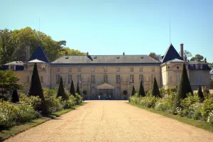 Château de Malmaison - Parc fleuri et façade du château