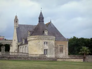 Château de Montgeoffroy - Round tower and chapel, in Mazé, in the Authion valley