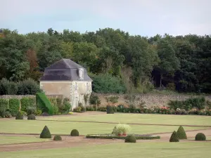 Château de Montgeoffroy - Outbuilding, garden of the Château (lawns, flowers, cut shrubs) and trees, in Mazé, in the Authion valley
