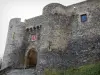 Château de Montmorin - Porte fortifiée (entrée du château) flanquée de deux tours et surmontée de mâchicoulis  ; dans le Parc Naturel Régional Livradois-Forez