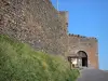 Château de Murol - Porte fortifiée (entrée de la forteresse) ; dans le Parc Naturel Régional des Volcans d'Auvergne, dans le massif des monts Dore