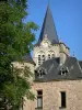 Château de La Palice - Façade du pavillon d'entrée et clocher de l'église de Lapalisse ; à Lapalisse