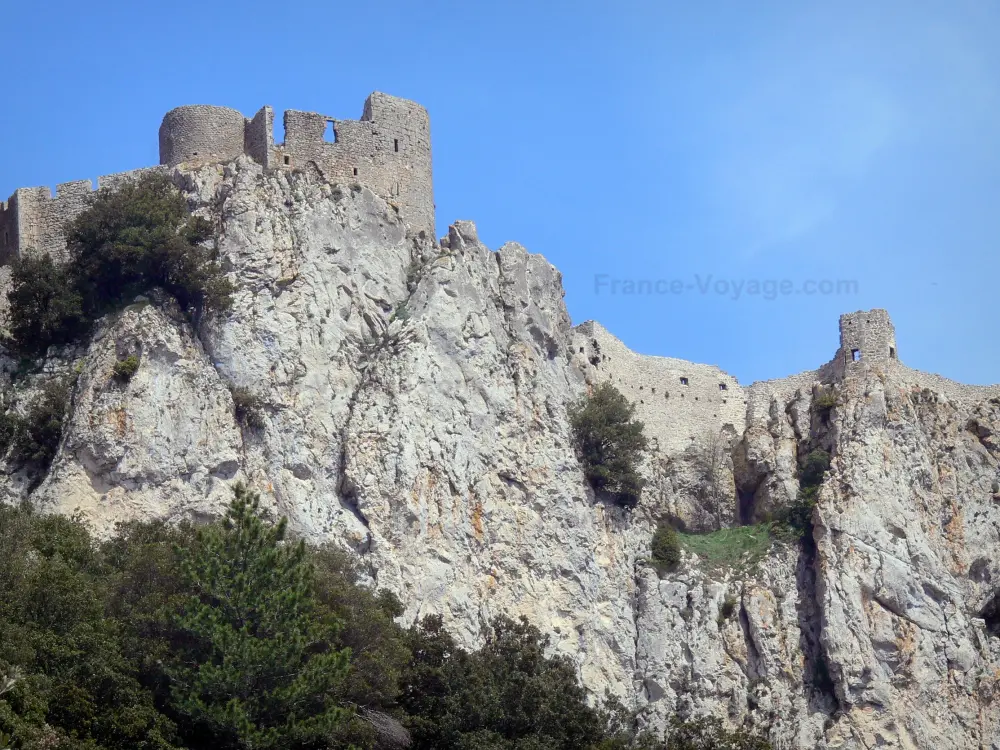 Le château de Peyrepertuse - Château de Peyrepertuse: Forteresse cathare perchée sur son promontoire rocheux