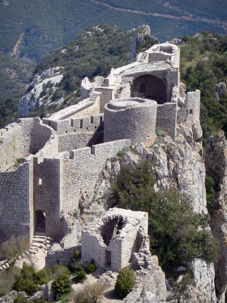 Le château de Peyrepertuse - Château de Peyrepertuse: Vue sur le château vieux