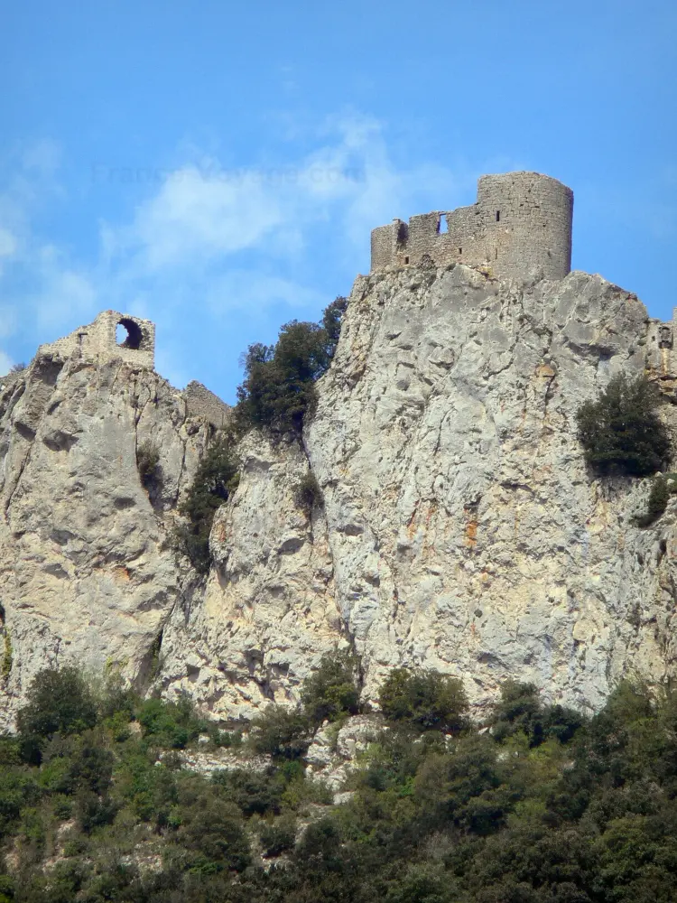 Le château de Peyrepertuse - Château de Peyrepertuse: Vestiges de la forteresse perchée