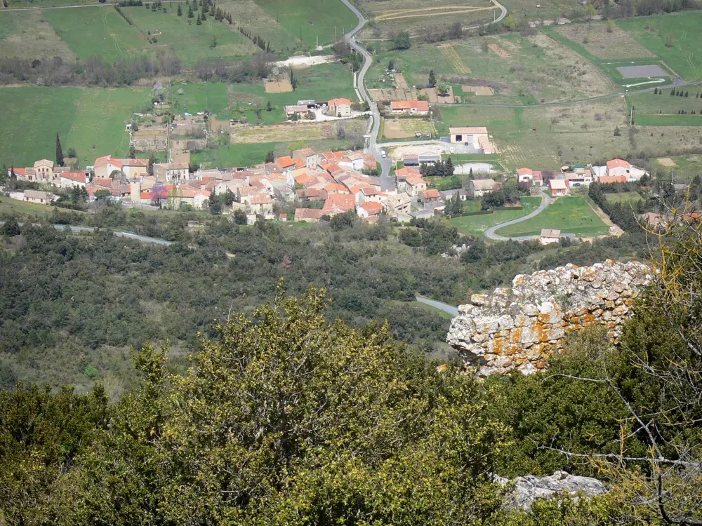 Le château de Peyrepertuse - Château de Peyrepertuse: Vue sur le village de Rouffiac-des-Corbières depuis le site perché de Peyrepertuse