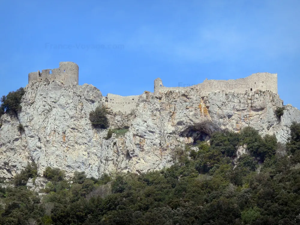 Le château de Peyrepertuse - Château de Peyrepertuse: Forteresse perchée sur son promontoire rocheux