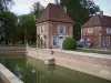 Château de Pierre-de-Bresse - Douves, pavillon, communs et arbres