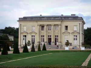 Château de Pignerolle - Facade of the Château and park with its lawns, its alleys, its cut shrubs and its trees, in Saint-Barthélemy-d'Anjou