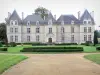 Château de Ravignan - Façade du château de style Louis XIII et son parc à la française ; sur la commune de Perquie, dans le Bas-Armagnac