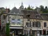 Château-Renard - Clocher de l'église et maisons à colombages