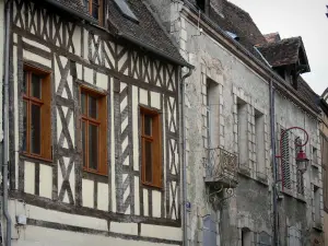 Château-Renard - Facades of houses