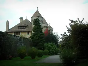 Château de Ripaille - Parc arboré avec vue sur le château flanqué de quatres tours