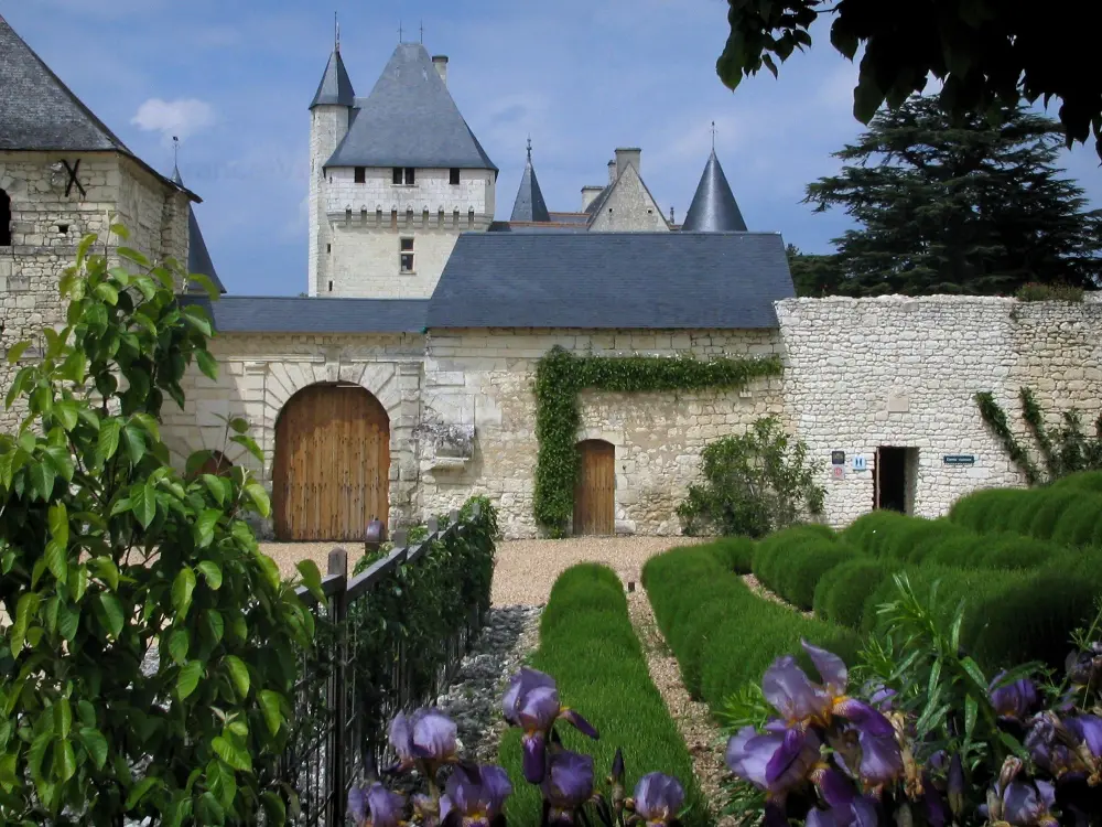 Le château du Rivau - Château du Rivau: Forteresse et ses communs, lavande et iris (fleurs)