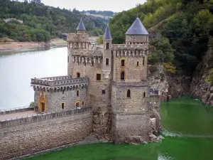 Château de la Roche - Château de style gothique, fleuve Loire et rives plantées d'arbres ; à Saint-Priest-la-Roche
