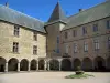 Château de Rochechouart - Galerie à arcades du château et cour intérieure