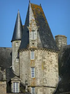 Château du Rocher - Tour flanquée d'une tourelle ; sur la commune de Mézangers