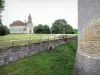 Château de Roquetaillade - Douves du château neuf avec vue sur la chapelle du domaine de Roquetaillade