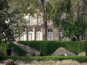 Château de Sauvan - Façade du château de style classique et arbres du parc, à Mane