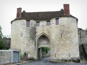 Château-Thierry - Porte Saint-Pierre gate (remains of the town wall)