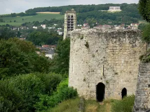 Château-Thierry - Tour Bouillon (vestige du vieux château) ; clocher de l'église Saint-Crépin, et monument américain de la Cote 204 en arrière-plan