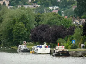 Château-Thierry - Banks of the Marne river (Marne Valley): moored boats, and bank planted with trees