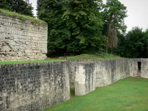 Château-Thierry - Old castle: Thibaud tower (keep) and dry ditch