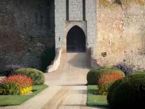 Château de Thoury - Porte d'entrée du château, et allée bordée de fleurs et d'arbustes ; sur la commune de Saint-Pourçain-sur-Besbre, dans le val de Besbre (vallée de la Besbre)
