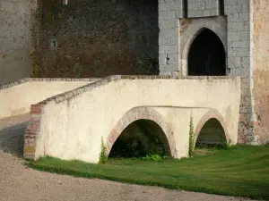 Château de Thoury - Pont et porte d'entrée du château ; sur la commune de Saint-Pourçain-sur-Besbre, dans le val de Besbre (vallée de la Besbre)