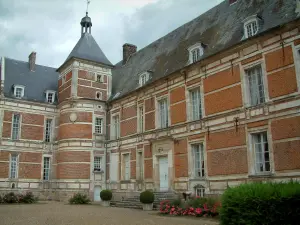 Château de Troissereux - Château Renaissance en brique et pierre, arbustes taillés et fleurs