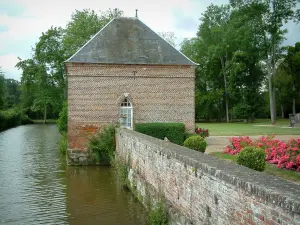 Château de Troissereux - Douves, édifice (dépendance) en brique, parc fleuri et arboré