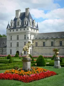 Château de Valençay - Renaissance keep of the château and flowerbeds of the formal gardens