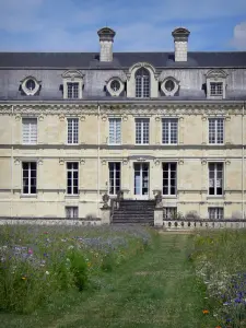 Château de Valençay - Façade de style classique et damier fleuri (fleurs) du parc
