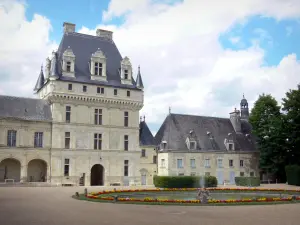 Château de Valençay - Donjon, façades du château et bassin d'eau de la cour d'honneur