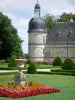 Château de Valençay - Tour d'angle du château et parterres fleuris (fleurs) des jardins à la française