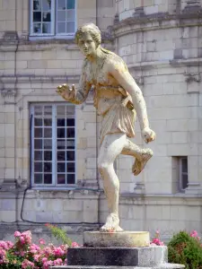 Château de Valençay - Sculpture (statue), flowers and facade of the château