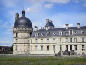 Château de Valençay - Tour d'angle et façade de style classique du château, fleurs du damier fleuri (parc) en premier plan