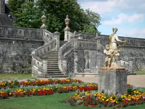 Château de Valençay - Escalier, sculpture (statue) et parterre de fleurs du jardin de la Duchesse