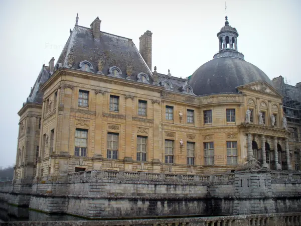 Château de Vaux-le-Vicomte - Façade du château de style classique avec sa rotonde, et douves