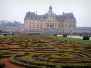 Château de Vaux-le-Vicomte - Parterre de broderies des jardins à la française de Le Nôtre avec vue sur le château et ses dépendances (communs)