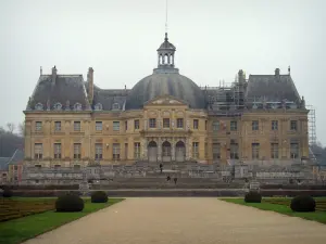 Château de Vaux-le-Vicomte - Façade du château de style classique et jardins à la française de Le Nôtre