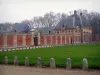 Château de Vaux-le-Vicomte - Communs (dépendances) en brique et pierre, et pelouse