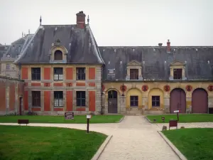Château de Vaux-le-Vicomte - Dépendances (communs) en brique et pierre