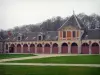 Château de Vaux-le-Vicomte - Dépendances (communs) en brique et pierre, et allées bordées de pelouses